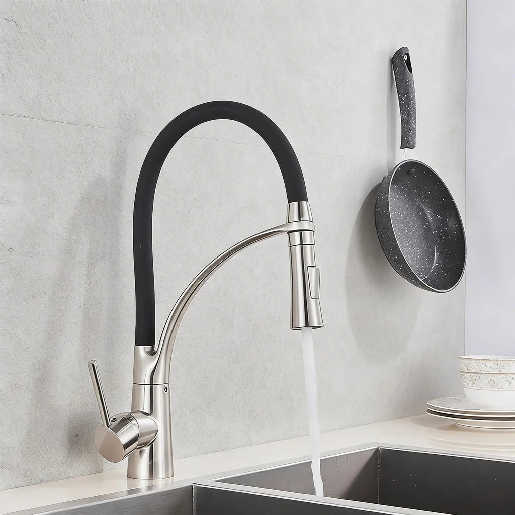 Mitigeur Robinet de cuisine chromé avec flexible noir installé sur évier inox en fonctionnement