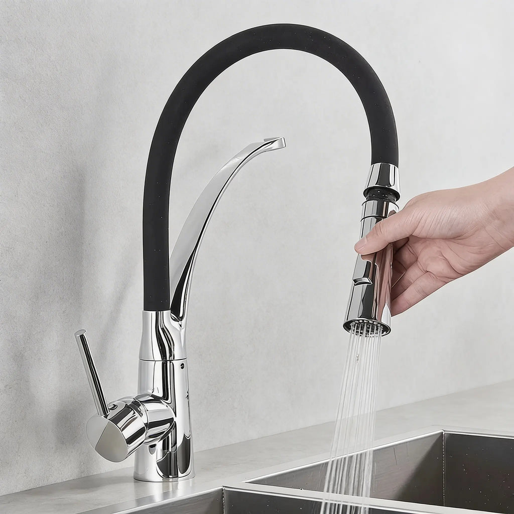 Douchette extractible du robinet cuisine avec jet pluie activé au-dessus d’un évier